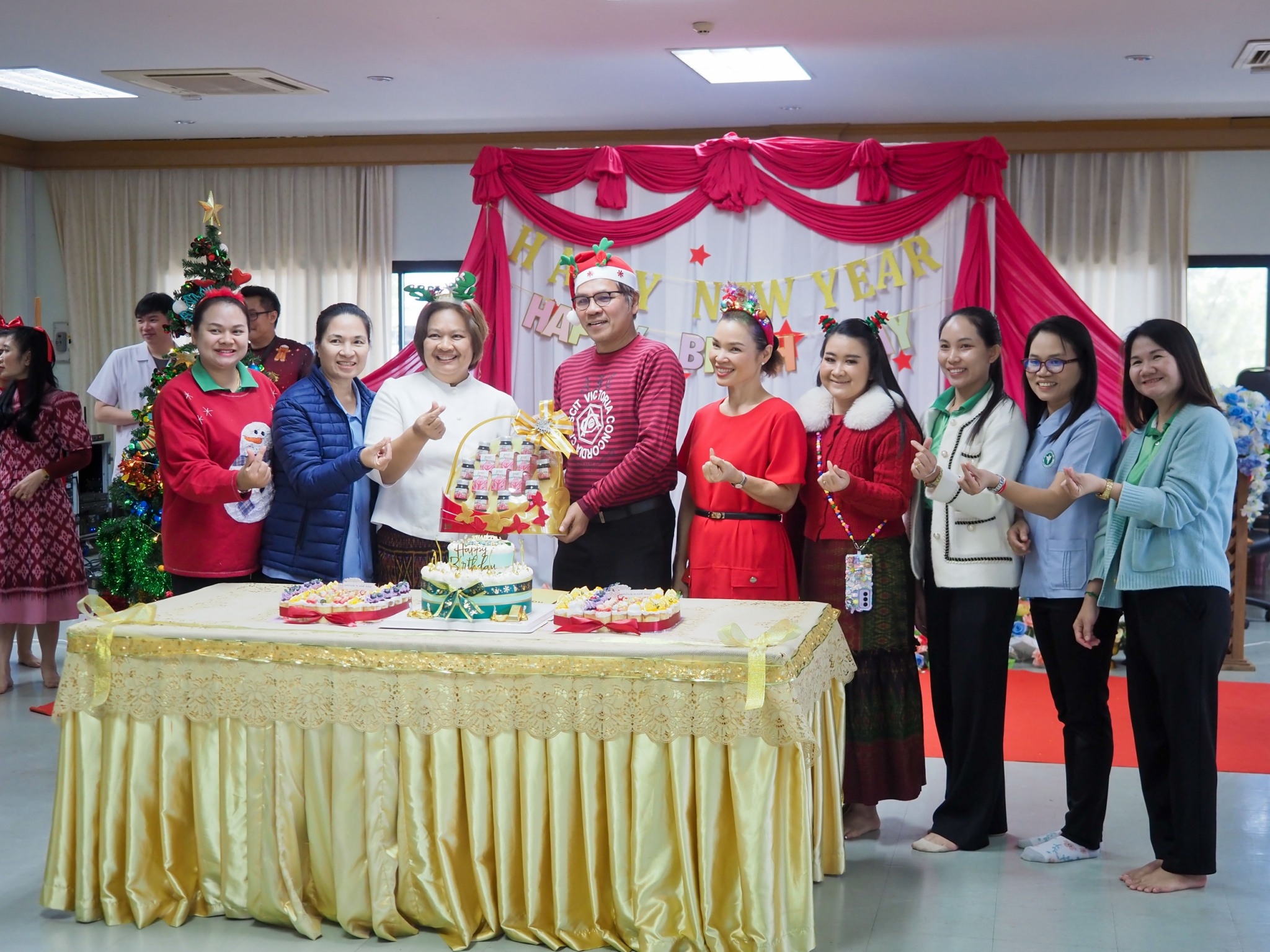 LINE_ALBUM_251267วันเกิด ผอ.ธงภักดิ์ มีเพียร_250102_12.jpg