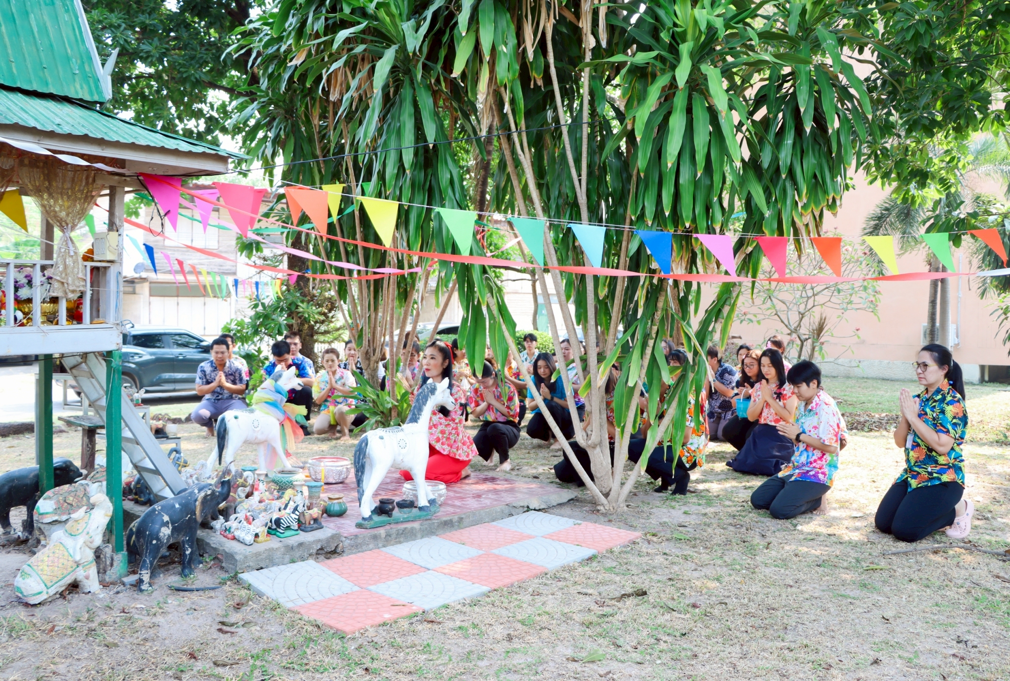 LINE_ALBUM_9469 สงกรานต์ รพ.หนองหาน_260409_11.jpg